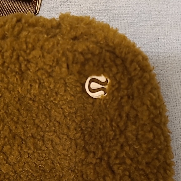 Lululemon Everywhere fleece belt bag in Burnt Caramel - Picture 2 of 6